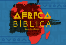 A imagem tem um fundo azul, com textura de linhas que lembram tecidos africanos. No centro está o mapa do continente africano em vermelho, com uma sombra de textos da Septuaginta sobre o mapa. Também no centro está escrito "Africa bíblica" em fonte estilizada geométrica, tipografia criada designer keniano Kevin Karanja.