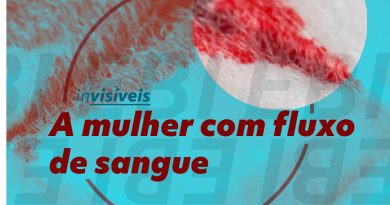 Ao fundo, uma mancha de sangue. Na frente, sobre um filtro azul, os escritos "A mulher com fluxo de sangue". No lado inferior direito, a logo do projeto redomas.