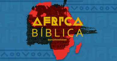 A imagem tem um fundo azul, com textura de linhas que lembram tecidos africanos. No centro está o mapa do continente africano em vermelho, com uma sombra de textos da Septuaginta sobre o mapa. Também no centro está escrito "Africa bíblica" em fonte estilizada geométrica, tipografia criada designer keniano Kevin Karanja.
