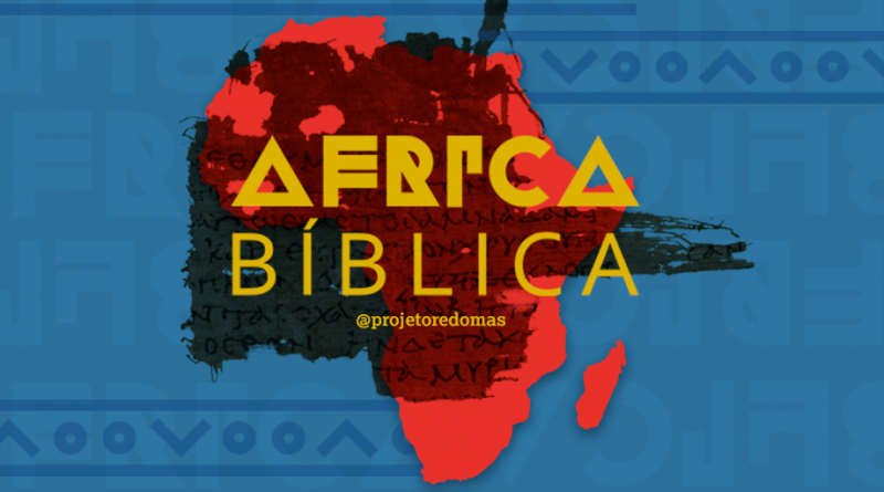 A imagem tem um fundo azul, com textura de linhas que lembram tecidos africanos. No centro está o mapa do continente africano em vermelho, com uma sombra de textos da Septuaginta sobre o mapa. Também no centro está escrito "Africa bíblica" em fonte estilizada geométrica, tipografia criada designer keniano Kevin Karanja.